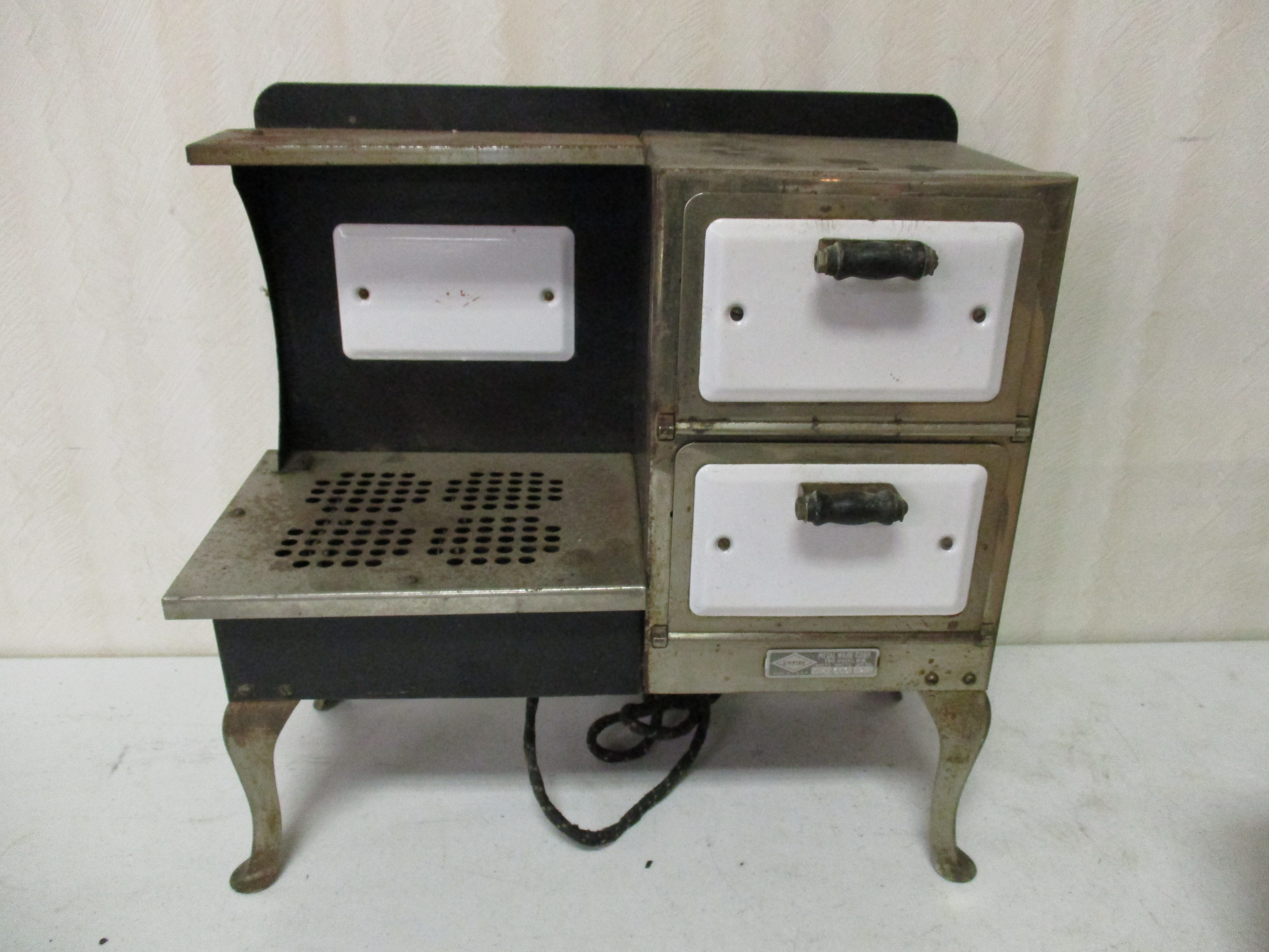 Lot 166: Empire Toy Stove